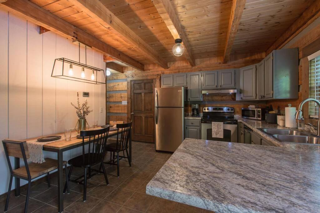 Southern Oak Cabin - Newly Remodeled - Close To All Attractions Сев'єрвілл Екстер'єр фото